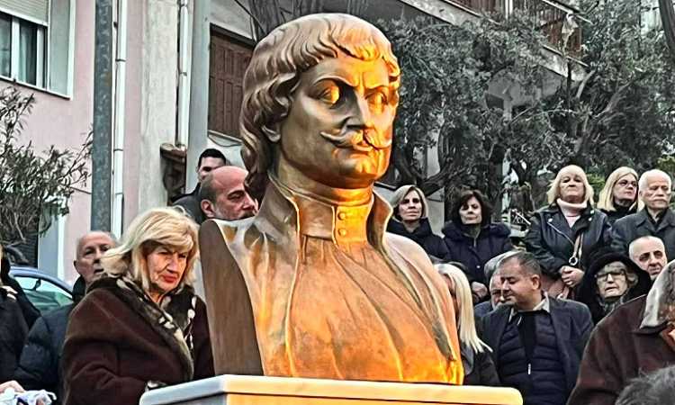 Εγκαινιάστηκε η πλατεία Θεσσαλών στο Γαλάτσι – Αποκαλύφθηκε η προτομή του Γ. Φεραίου