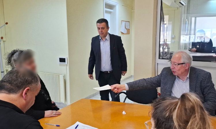 130 διατακτικές επιταγές για το Πάσχα παρέδωσε ο δήμαρχος Αμαρουσίου σε κοινωνικά και οικονομικά ευπαθείς πολίτες