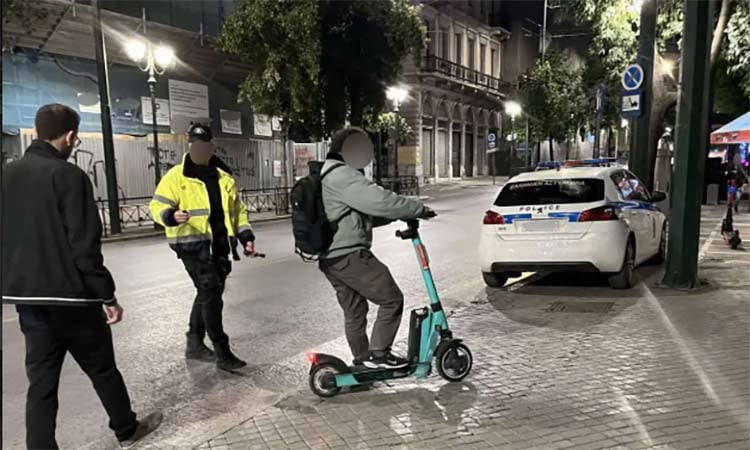 Οδηγούν πατίνια χωρίς κράνος και υπό κατάσταση μέθης στους δρόμους της Αττικής