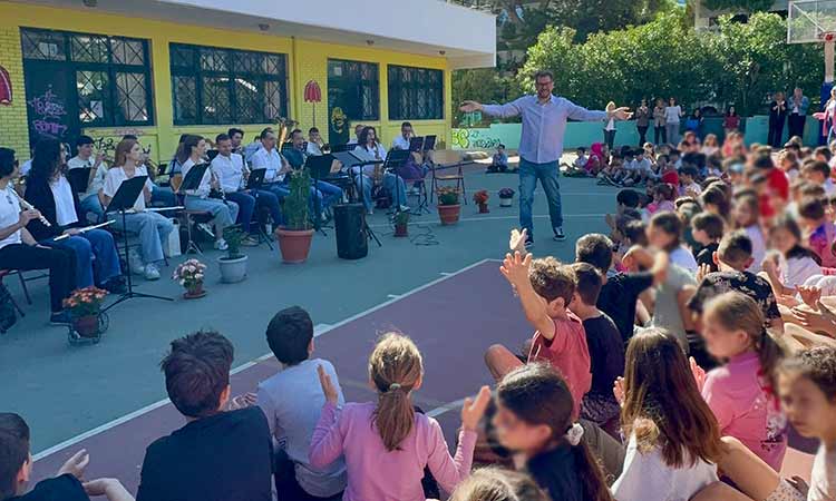 Η Φιλαρμονική Αγίας Παρασκευής φέρνει τη μουσική στα σχολεία της πόλης