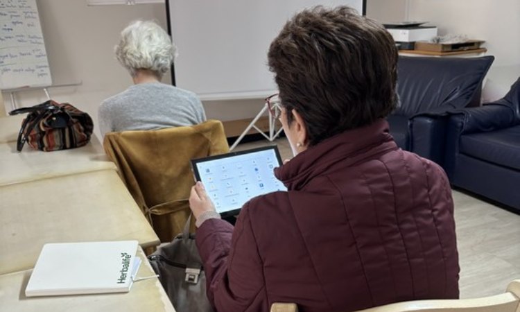Συνεχίζεται η ψηφιακή εκπαίδευση των μελών των ΚΑΠΗ Κηφισιάς