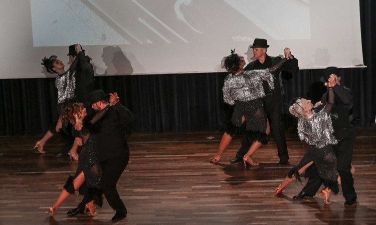 Ενθουσίασε το κοινό η παράσταση «Χορεύουμε λες και ήταν… χθες»