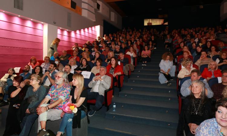 Πλήθος κόσμου στη θεατρική παράσταση «Στέλλα Βιολάντη»