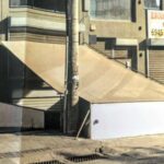 Κατάληψη πεζοδρομίου στο κτήριο που προορίζεται για τη στέγαση του δημαρχείου