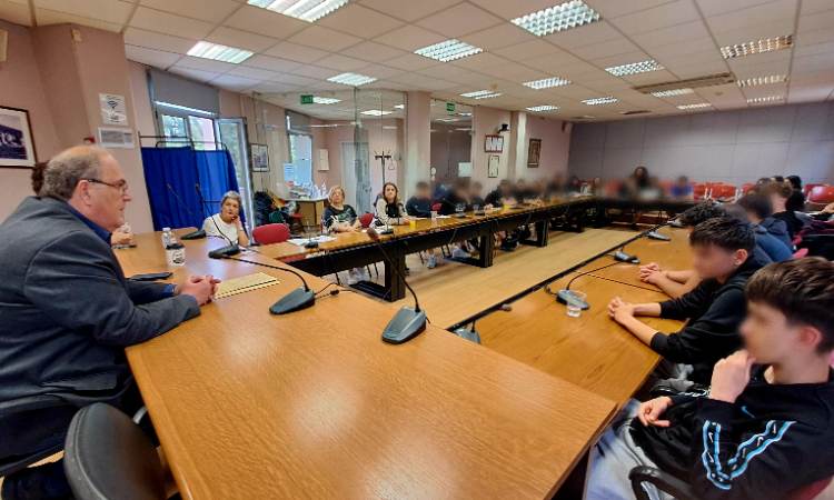 Συνάντηση του Σ. Ρούσσου με μαθητές του 4ου ΓΕ.Λ. Χαλανδρίου