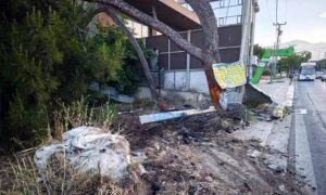 Αυτοκίνητο «καρφώθηκε» σε δένδρο στη Λ. Πεντέλης στα Βριλήσσια – Δύο τραυματίες