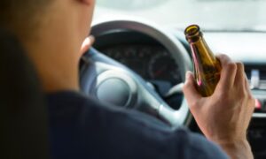 Μεθυσμένος οδηγός χωρίς δίπλωμα προκάλεσε τροχαίο στην Αγία Παρασκευή
