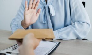 Αντιδράσεις για τις μαζικές απορρίψεις αριστούχων δημοσίων υπαλλήλων