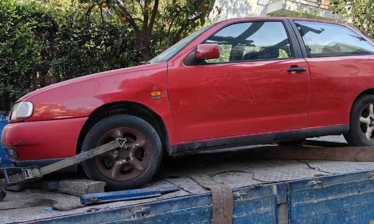 Απομακρύνει εγκαταλελειμμένα οχήματα ο Δήμος Παπάγου – Χολαργού