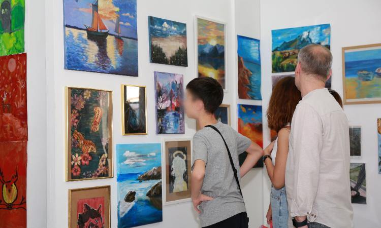 Εγκαινιάστηκε η ετήσια έκθεση ζωγραφικής των παιδικών-εφηβικών τμημάτων