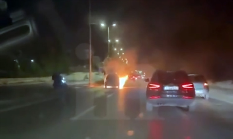 Αυτοκίνητο έπιασε φωτιά εν κινήσει στη Λεωφόρο Κηφισιάς