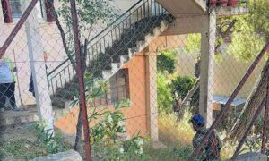Δημοτικοί υπάλληλοι καθαρίζουν οικόπεδα ιδιωτών στη Νέα Πεντέλη