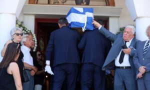 Σε κλίμα συγκίνησης το τελευταίο «αντίο» στον Γιώργο Σουφλιά