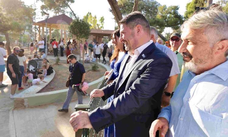 Δύο ανακατασκευασμένες παιδικές χαρές στη Νέα Σμύρνη εγκαινίασε ο Ν. Χαρδαλιάς