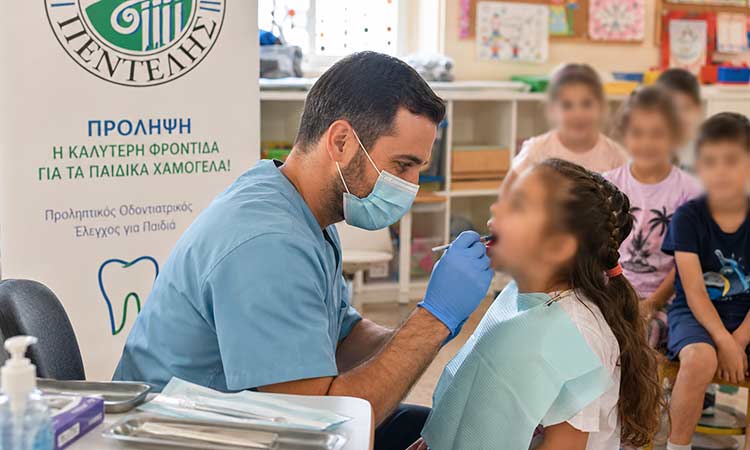 Προληπτικός οδοντιατρικός έλεγχος στα παιδιά του καλοκαιρινού camp