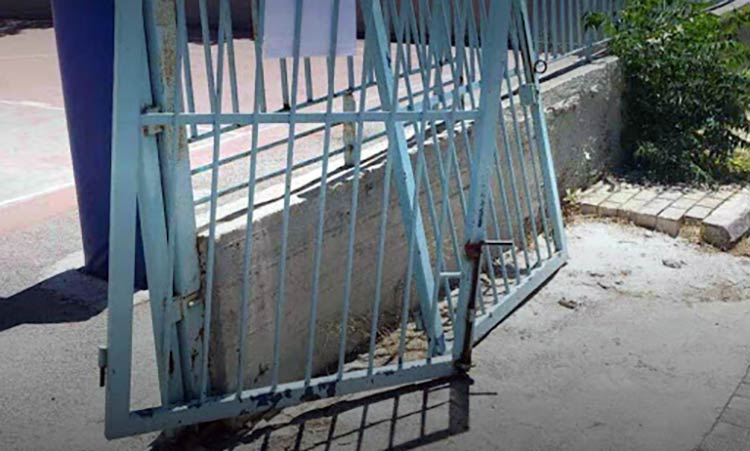 Κατέρρευσε η αυλόπορτα του 5ου Δημοτικού Σχολείου Ηρακλείου Αττικής