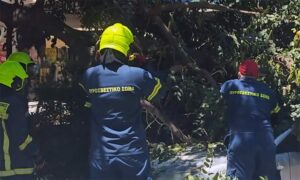 Σαρωτικοί άνεμοι έως 124 χλμ/ώρα δημιούργησαν προβλήματα στην Αττική