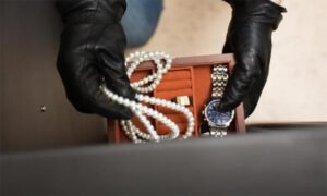 Συνελήφθη 29χρονη οικιακή βοηθός στη Νέα Ερυθραία για κλοπή χρημάτων και κοσμημάτων
