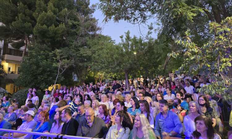 Χιλιάδες Ηρακλειωτών στη συναυλία με τα τραγούδια του Στράτου Διονυσίου