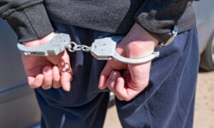 Χειροπέδες σε 26χρονο αλλοδαπό για σειρά κλοπών και διαρρήξεων στη Νέα Ιωνία