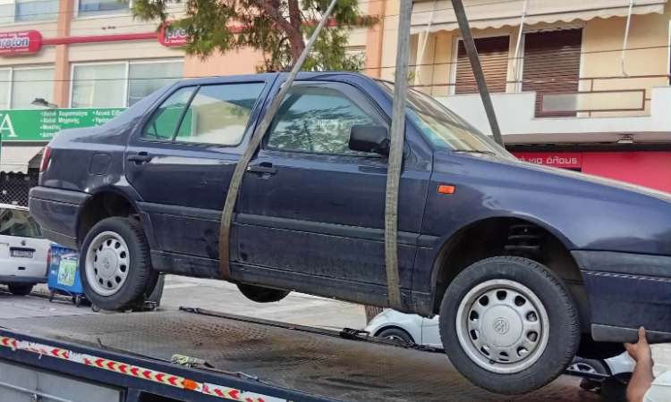 Εγκαταλελειμμένα οχήματα απομακρύνονται από τον Δήμο Ηρακλείου Αττικής