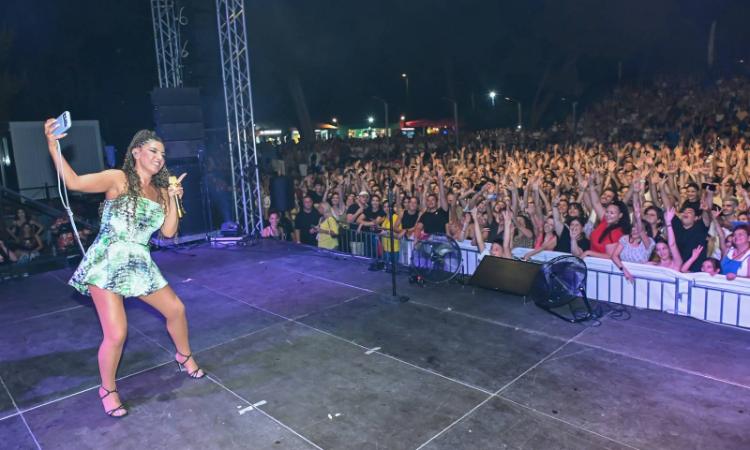Η Έλενα Παπαρίζου μάγεψε το κοινό στο Φεστιβάλ Δήμου Αμαρουσίου 2026