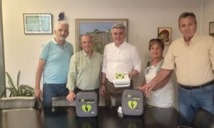 Δύο απινιδωτές πρόσφερε στον Δήμο ο Φυσιολατρικός Όμιλος Νέας Ιωνίας