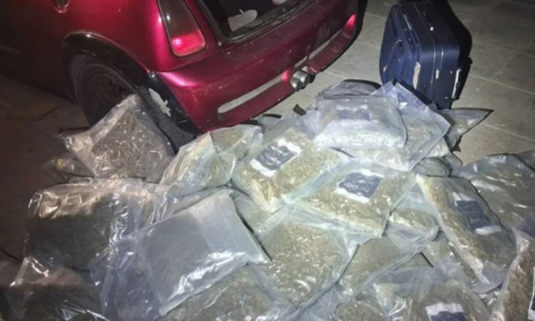 Επεισοδιακή καταδίωξη και σύλληψη 30χρονου – Στο αυτοκίνητό του βρέθηκαν 61 κιλά κάνναβης