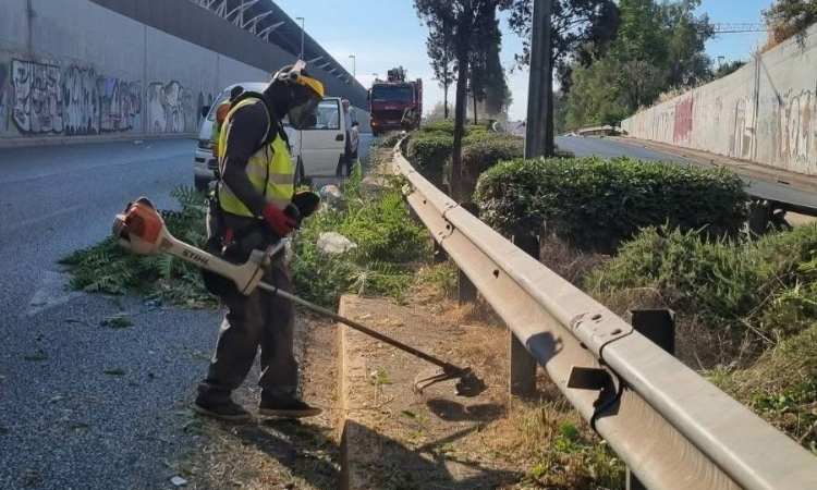 Συνεχίζεται το θερινό πρόγραμμα συντήρησης πρασίνου στις γειτονιές του Αμαρουσίου