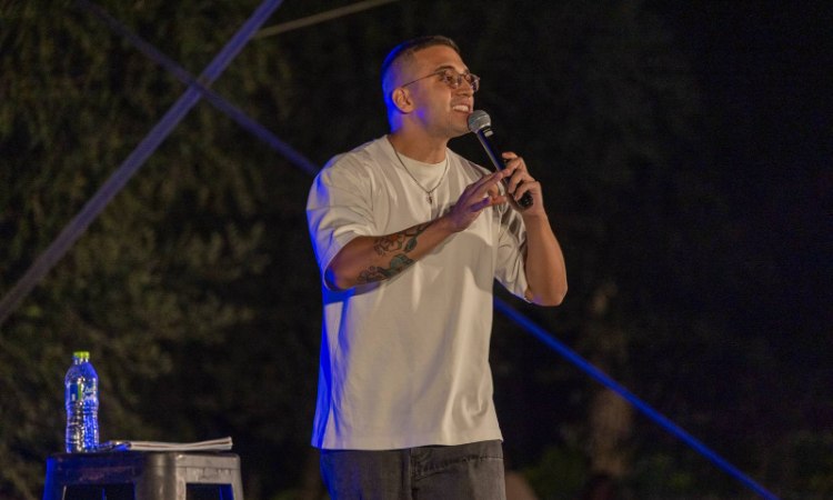 Άφθονο γέλιο με τον Σπήλιο Φλώρο στο Φεστιβάλ Δήμου Αμαρουσίου 2026