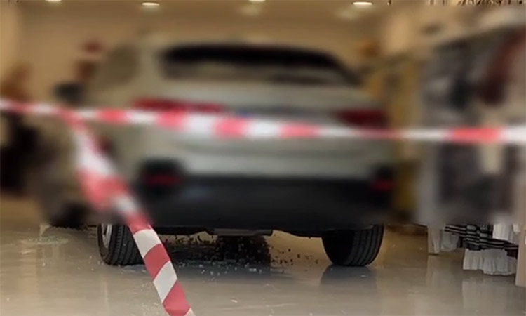 Αυτοκίνητο «καρφώθηκε» σε κατάστημα ενδυμάτων στη Λ. Πεντέλης