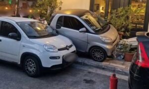 Ι.Χ. ανέβηκε σε πεζοδρόμιο και παρέσυρε τραπεζοκαθίσματα στη Νέα Ερυθραία