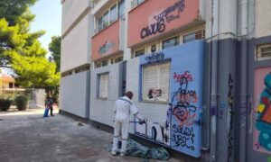 Απομακρύνθηκαν γκράφιτι από τους τοίχους στα σχολεία του Δήμου Λυκόβρυσης – Πεύκης