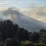 Βελτιωμένη η εικόνα της φωτιάς στον Κουβαρά Αττικής