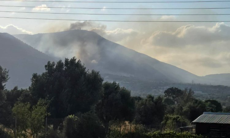 Βελτιωμένη η εικόνα της φωτιάς στον Κουβαρά Αττικής