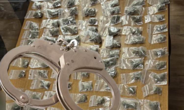 Χειροπέδες σε 35χρονο για διακίνηση ναρκωτικών – Συνελήφθη σε σχολικό προαύλιο