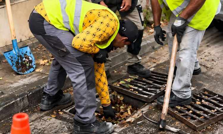 Συνεχίζονται οι εργασίες συντήρησης των φρεατίων στον Δήμο Λυκόβρυσης – Πεύκης