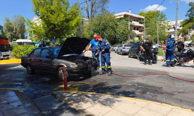 Στις φλόγες τυλίχθηκε αυτοκίνητο στα Βριλήσσια