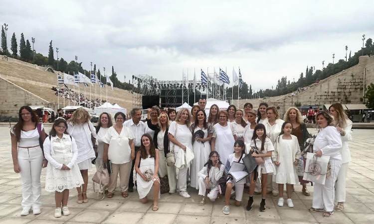 Οι χορωδίες του Δήμου Λυκόβρυσης – Πεύκης τραγούδησαν για την ειρήνη στο Καλλιμάρμαρο