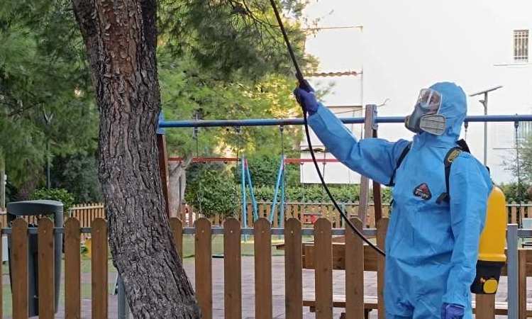 Κουνουποκτονίες σε παιδικές χαρές της Πεύκης και της Λυκόβρυσης