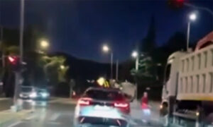 Χειροπέδες στον 21χρονο που πέρασε με κόκκινο τη Λ. Πεντέλης θέτοντας σε κίνδυνο τη ζωή πεζού