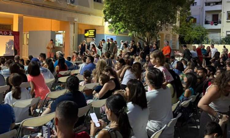 Με χαμόγελα και ενθουσιασμό η παράσταση «Ο Καραγκιόζης και ο Καλός Δεινόσαυρος»
