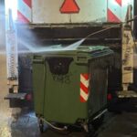 Συστηματικό πλύσιμο και απολύμανση των κάδων απορριμμάτων σε Λυκόβρυση και Πεύκη