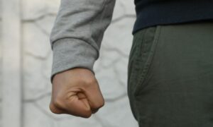 Συνελήφθησαν στην Κηφισιά πέντε ανήλικοι για επίθεση και ληστεία σε βάρος δύο νεαρών