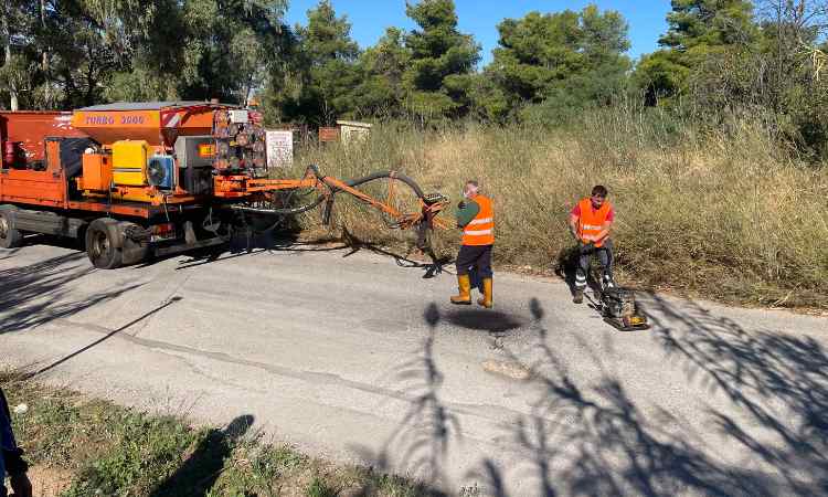 Ειδικό μηχάνημα για την αποκατάσταση των φθορών στο οδόστρωμα αξιοποιεί ο Δήμος Παπάγου – Χολαργού