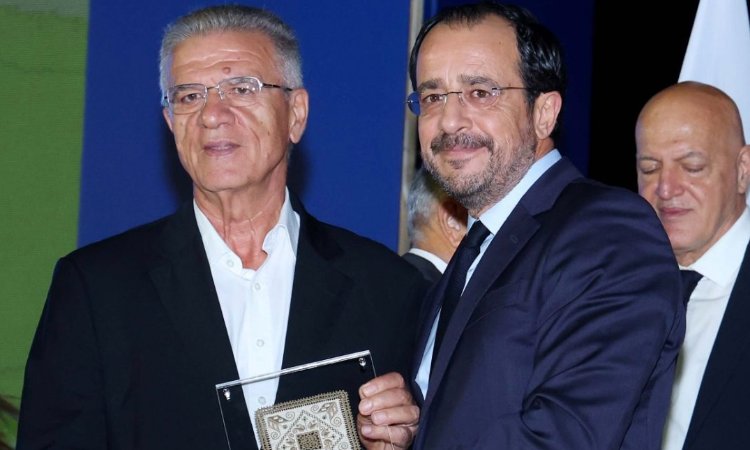 Ο Γ. Θεοδωρακόπουλος βραβεύτηκε από τον Ν. Χριστοδουλίδη για τη συμβολή του στον αθλητισμό